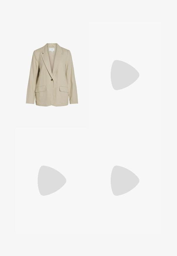 Blazer beige clair en tissu texturé. Dispose d'une fermeture à un seul bouton, de revers crantés et de deux poches avant.; Haut caraco en satin crème avec fines bretelles et grand imprimé d’orchidée rose et rouge foncé sur le devant.; Pantalon blanc à jambes larges avec des rayures verticales beige et grises, fermeture à boutons et passants pour ceinture.; Sandale plate marron à enfiler, avec deux larges brides tressées et une semelle matelassée, vue de côté sur fond blanc.