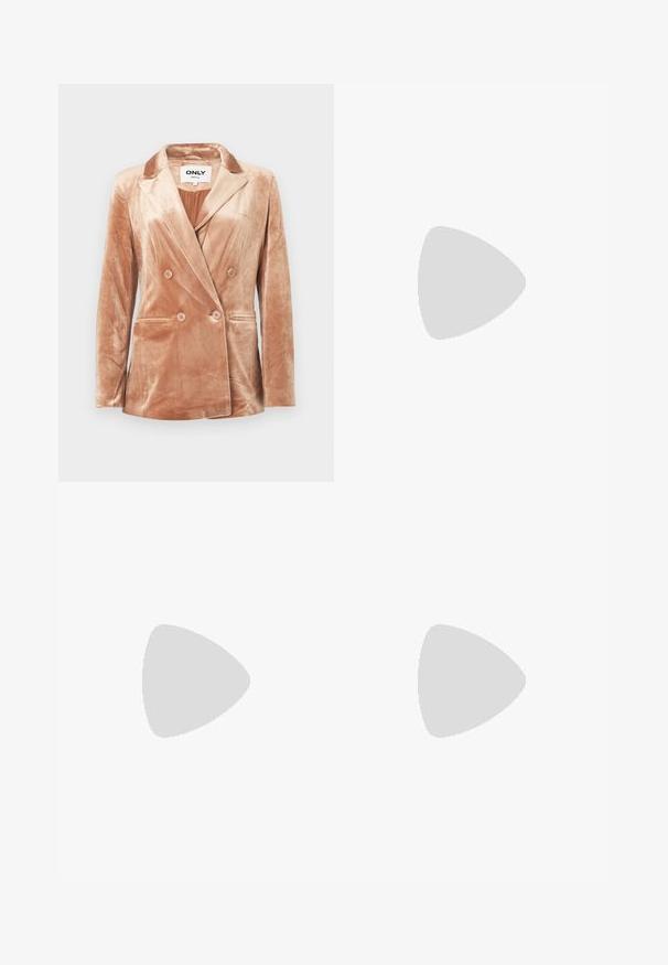 Blazer beige en velours à double boutonnage avec des revers crantés, quatre boutons à l'avant, deux poches latérales et une doublure lisse à l'intérieur.; T-shirt blanc côtelé à manches courtes, col rond, coupe ajustée et étiquette de la marque JDY à l'intérieur du col.; Jean en denim bleu clair avec une taille ajustée et des jambes évasées. Comprend cinq poches, une fermeture à bouton à l'avant et un léger délavage.; Baskets blanches montantes Converse Chuck Taylor All Star avec des rayures noires et un patch logo sur le côté, présentées sur un fond blanc uni.