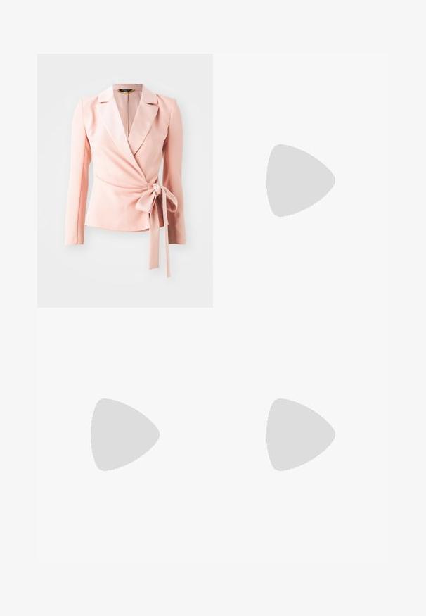 Blazer envolvente de color rosa claro con mangas largas, acabado satinado y detalle de cintura atada. Diseño de solapa clásica con un aspecto suave y texturizado.; Camisola sin mangas de color azul claro con tirantes finos ajustables y escote en V, hecha de tela suave y fluida.; Falda plisada midi de color rosa claro con una cinturilla ancha, hecha de tela ligera, mostrada sobre un fondo blanco.; Bailarina plana de ante azul claro con tiras de cordones que se envuelven alrededor del tobillo y un pequeño lazo en la punta.