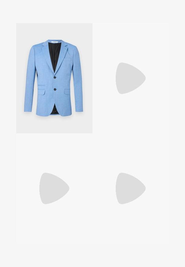 Blazer homme bleu clair avec deux boutons noirs, revers en encoche et poches à rabat, présenté sur fond blanc.; Veste-shirt noire à manches longues en tissu texturé, avec un col pointu, des boutons à l'avant et une poche poitrine.; Jean en denim bleu clair avec une finition délavée, cinq poches, fermeture à bouton, coupe droite et détails de couture contrastée.; Mocassin en cuir noir avec un bout arrondi, un gland décoratif et des détails cousus. Talon plat avec un profil élégant et une texture lisse.