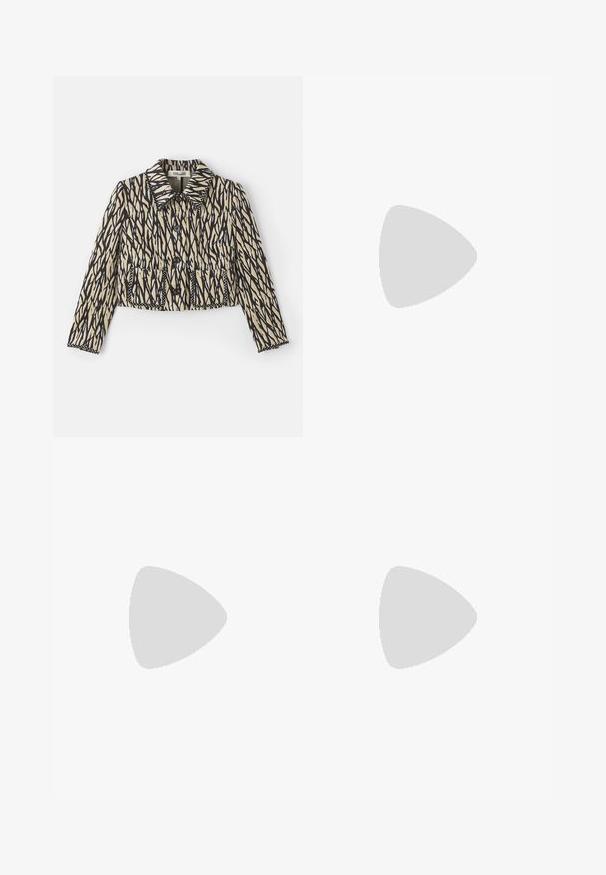 Veste courte en crème avec un motif abstrait noir. Elle a un col, une fermeture à boutons et deux poches avant avec des coutures décoratives.; STAUD PHARE - Débardeur - black; Mini-jupe avec un motif abstrait noir et beige, dotée de deux poches avant bordées de coutures noires. Tissu en mélange de coton.; Sandale mule en cuir noir avec deux larges brides et un talon stiletto fin de hauteur moyenne sur un fond clair uni.