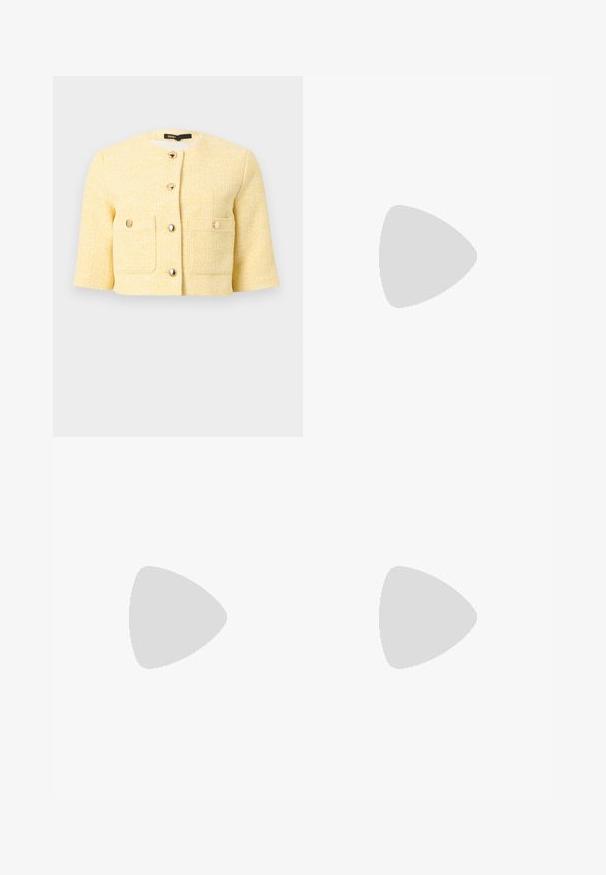 Veste courte jaune texturée à encolure ronde, manches trois-quarts, deux poches frontales et fermetures par boutons dorés.; Robe midi bleu marine sans manches avec encolure carrée et bordure en dentelle à œillets décorative près de l'ourlet.; Sandale pour femme en cuir noir avec fines lanières, une boucle d'orteil, une boucle à la cheville et un talon aiguille de hauteur moyenne sur un fond neutre.; Petit sac à bandoulière en cuir fauve avec longue bandoulière, détail chaîne dorée et franges des deux côtés sur un fond neutre.