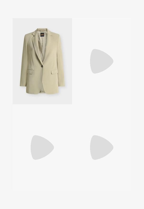 Blazer beige à un bouton, avec revers crantés, poches à rabat et étiquette de doublure de marque visible à l'intérieur du col.; Haut côtelé noir à manches longues avec col en V et petite patte de boutonnage, étiqueté Drykorn, présenté sur fond uni.; Pantalons évasés en jaune pâle, en matériau lisse et brillant. Comprend un bouton avant, deux poches latérales et une coupe droite.; Chaussure slingback en cuir noir à bout pointu avec un talon bloc haut et une doublure intérieure beige sur un fond clair uni.