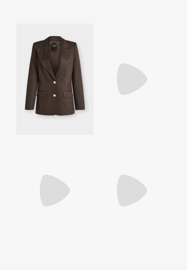 Σκούρο καφέ tailored σακάκι με φαρδιές πέτσες, δύο χρυσά κουμπιά, τσέπες με καπάκι και εμφανές αλυσιδάκι μέσα στο γιακά.; Μπεζ ριμπ μπλούζα με κοντά μανίκια, στρογγυλή λαιμόκοψη, εφαρμοστή γραμμή και ορατή ετικέτα "Tiger of Sweden" μέσα στον γιακά.; Καφέ παντελόνια με φαρδύ μπατζάκι, ψηλή μέση και πιέτες μπροστά, δημιουργώντας μια ροή και άνετη εφαρμογή.; Μπεζ γυαλιστερό δερμάτινο γοβάκι με μυτερή μύτη και λεπτό τακούνι στιλέτο, με μικρή χρυσή διακόσμηση στο πίσω μέρος.