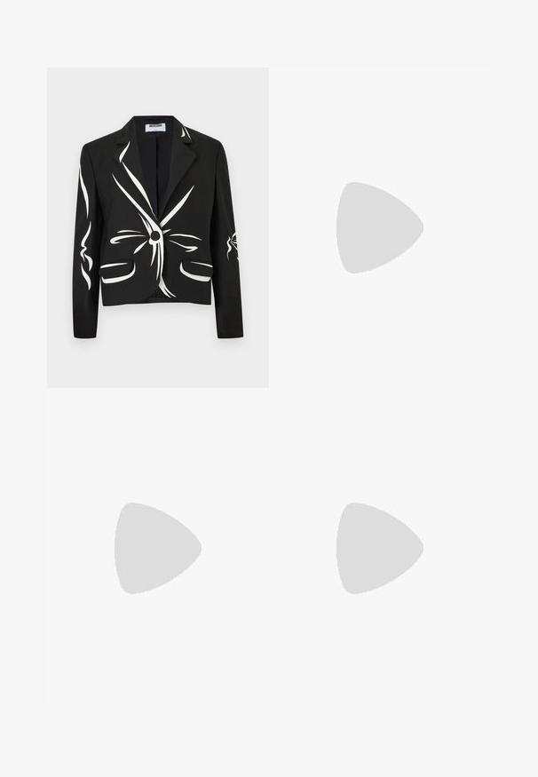 Μαύρο tailored σακάκι με λευκά αφηρημένα μοτίβα βουρτσισμάτων, κλείσιμο με ένα κουμπί, γιακάδες με σχισμές και εμπρόσθιες τσέπες με καπάκι.; Μαύρη αμάνικη μπλούζα με ψηλό λαιμό, εμπρόσθιες ραφές και αόρατο φερμουάρ στην πλάτη. Κατασκευασμένη από απαλό ύφασμα με δομημένη εφαρμογή.; Μαύρο παντελόνι με ομαλή υφή, διαθέτοντας κλείσιμο με φερμουάρ μπροστά, δύο λοξές τσέπες και εφαρμοστή σχεδίαση.; Μαύρο σανδάλι με ψηλό τακούνι, στενό λουράκι στον αστράγαλο, τετράγωνη μύτη, υλικό από λείο δέρμα και μεταλλικό διακοσμητικό πόρπη.