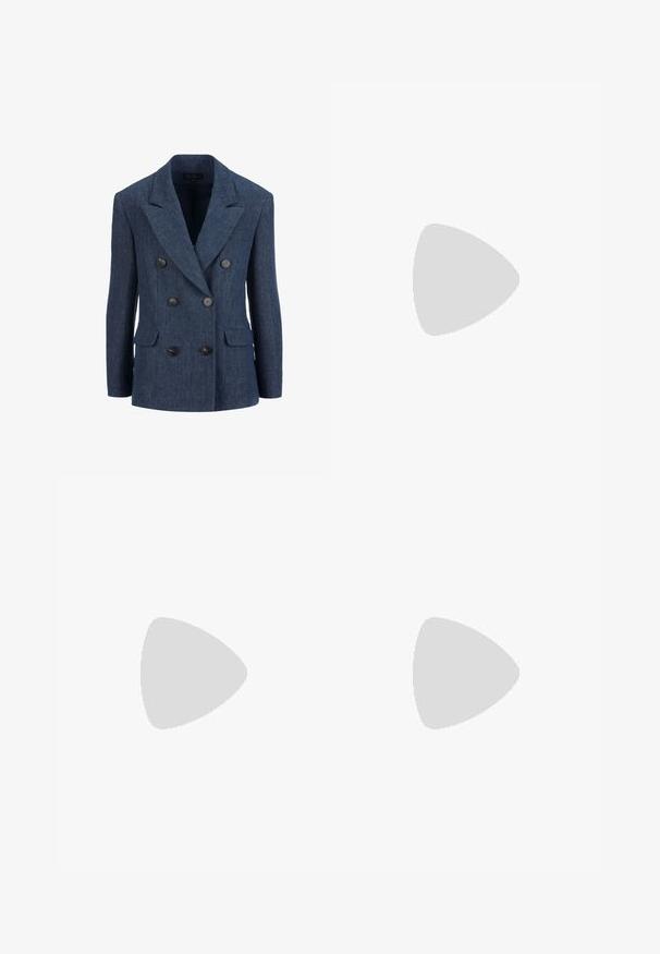Blazer croisé en tissu bleu foncé à finition texturée, doté de grands boutons noirs et de deux poches avant. Revers crantés présents.; Chemise blanche à manches longues, col pointu, design ajusté, en tissu de coton lisse et fermeture à boutons sur le devant.; Pantalon habillé bleu marine sur mesure, coupe droite, passants de ceinture et fermeture éclair à l’avant.; Botte haute en cuir noir avec semelle plate et bout arrondi, vue de côté sur fond clair.