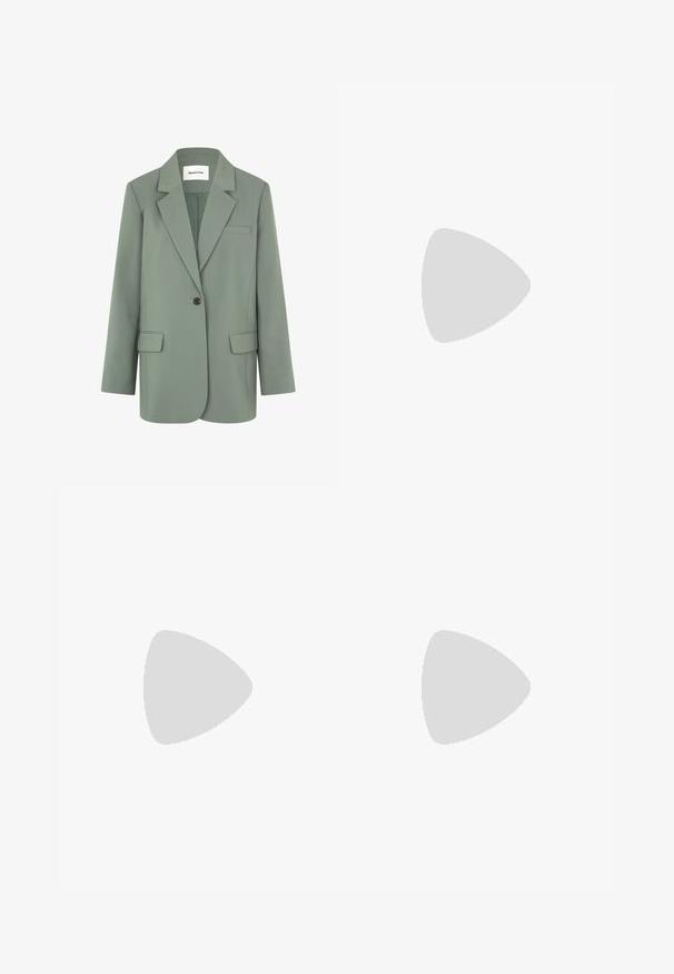 Blazer vert clair avec une fermeture à un bouton, revers crantés, une poche poitrine et deux poches avant. Fabriqué dans un tissu lisse.; Pull en maille beige avec col rond, manches longues et ourlet côtelé. Tissu doux et texturé avec une coupe décontractée.; Pantalons larges verts avec plis avant, fermeture à bouton et poches latérales. Fabriqués en tissu doux et léger avec une texture lisse.; Baskets en cuir blanc avec un design à lacets, des accents texturés et une semelle en caoutchouc translucide, présentées au-dessus d'une surface tissée.
