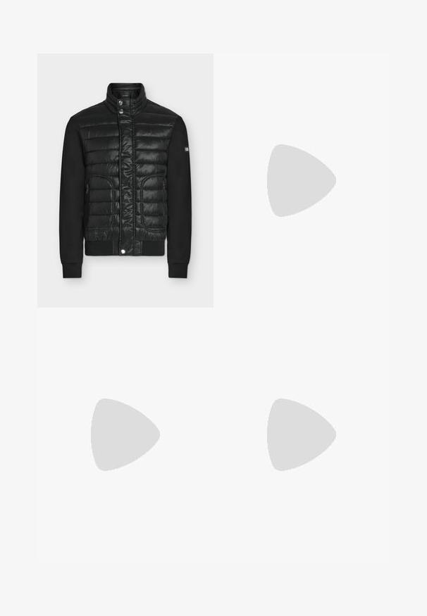 Veste matelassée noire avec col montant, boutons-pression, poches latérales zippées et manches noires unies, présentée sur fond uni.; T-shirt manches courtes vert foncé à col en V avec petit logo noir EA7 Emporio Armani sur la poitrine gauche.; Jeans en denim noir à jambes droites avec poches avant, passants pour ceinture et fermeture par bouton, présenté sur un fond clair uni.; Baskets en cuir beige avec des rayures noires et blanches, bout rond, semelle en caoutchouc plate, et détail logo sur le côté et le talon.
