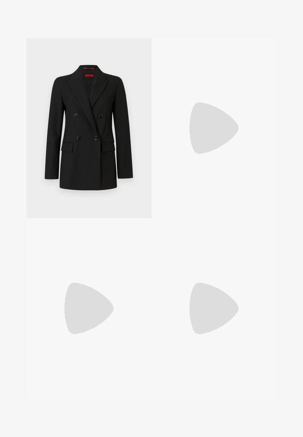 Blazer noir croisé avec quatre boutons, revers crantés, manches longues et poches à rabat à l'avant, présenté sur un fond blanc.; Haut en maille noir à manches courtes avec encolure ronde et ourlet droit, présenté sur un fond blanc uni.; Jean en denim bleu foncé avec une coupe droite, design à cinq poches, fermeture par bouton en métal et légère décoloration sur le tissu.; Chaussure à talon haut noire à bride arrière, avec un bout pointu, une texture en cuir lisse et une accent de boucle dorée sur la bride.