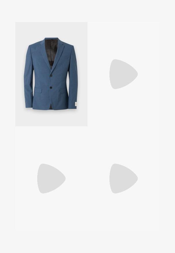 Blazer bleu pour homme avec deux boutons noirs, revers en cranté, poches à rabat et doublure intérieure noire, présenté sur un fond blanc.; Chemise à manches longues vert clair avec col boutonné et boutons blancs, présentée sur un fond blanc uni.; Pantalon de costume gris clair sur mesure avec passants de ceinture, devant plat et coupe droite sur fond blanc.; Calvin Klein HYBRID CUP - Chaussons - triple black
