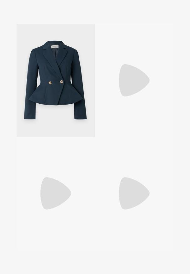Blazer bleu marine avec taille cintrée, détail à basque, manches longues et design croisé avec des boutons floraux dorés.; Blouse bleu marine sans manches avec col en V et détail subtil de torsion à l'avant, pliée soigneusement sur un fond clair uni.; Jupe crayon en cuir brun foncé taille haute avec une couture centrale à l'arrière et une fente arrière, présentée sur un fond blanc.; Escarpin noir à bride arrière avec bout pointu, présentant une surface texturée et un talon bloc épais. Posé sur un fond métallique brillant.