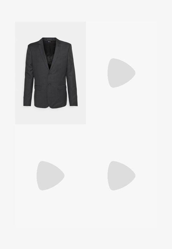 Blazer gris oscuro, texturizado, con cierre de un solo botón, dos bolsillos frontales y solapas con muesca. Interior forrado en tela negra.; Suéter negro de manga larga hecho de un suave material de punto. Escote redondo, puños y dobladillo acanalados. Diseño minimalista sin patrones ni botones visibles.; Pantalones negros ajustados con corte recto, que cuentan con un cierre de un solo botón y trabillas para cinturón. Tejido liso, mate y sin patrones.; Zapato de vestir de cuero negro con punta redondeada, diseño con cordones, textura suave y suela de goma de perfil bajo. Detalles de costura mínimos.