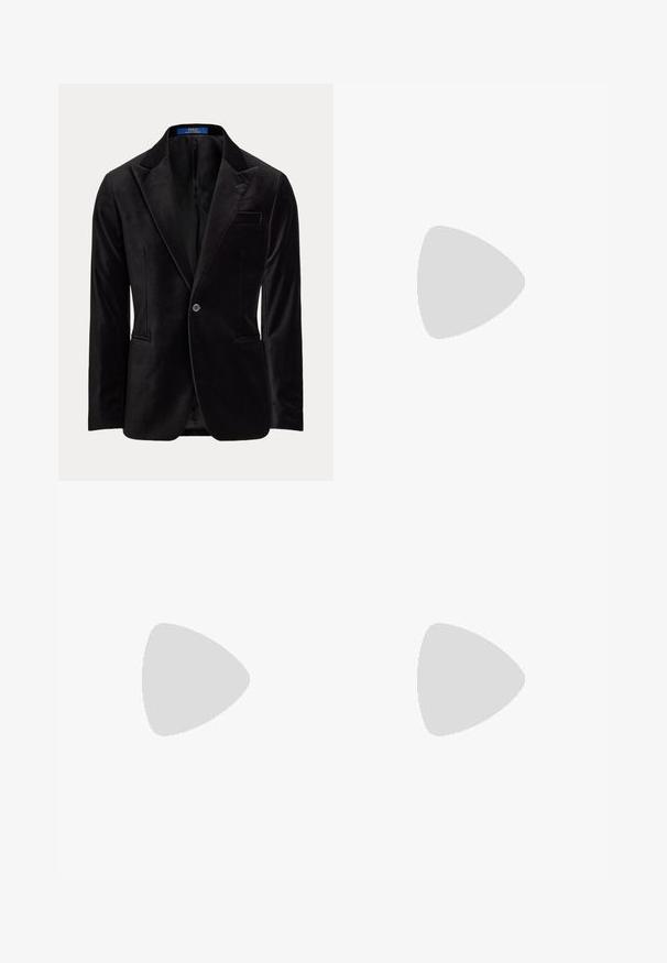 Zwarte fluwelen colbert met een knoop, met notch rever en zijzakken, weergegeven op een effen lichte achtergrond.; Bruine katoenen T-shirt met korte mouwen, een ronde hals en een wit geborduurd polo-logo op de linkerborst. Soepele textuur, regular fit.; Beige broek met rechte pijpen, ceintuurlussen en een voorrits, plat gelegd tegen een witte achtergrond.; Zwarte leren mocassin met veterdetail en lage rubberen zool, zijaanzicht op een eenvoudige lichte achtergrond.