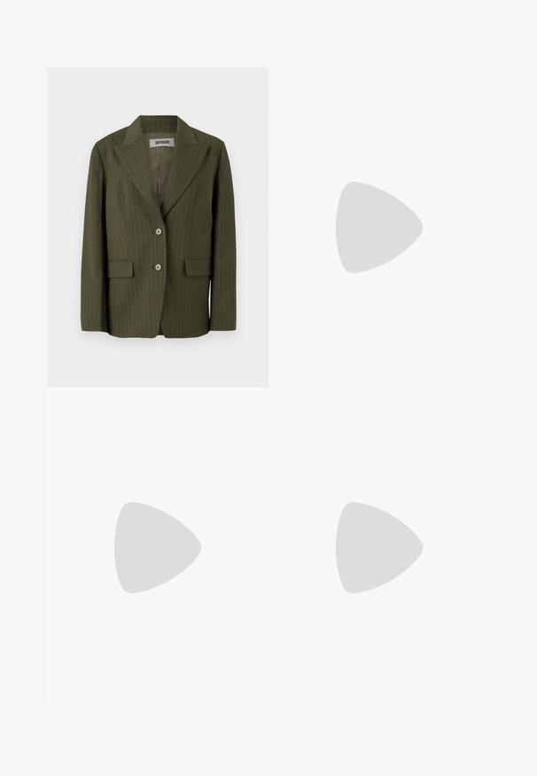Blazer vert olive avec des rayures verticales, revers crantés, fermeture à deux boutons et poches plaquées. Tissu doux avec une silhouette structurée.; Haut marron à manches courtes avec des plis verticaux et un col rond, présenté sur un fond blanc uni.; Pantalons marron ajustés avec une coupe droite, devant plissé et taille classique. Fabriqués en tissu lisse avec une finition raffinée.; Talons aiguilles noires en cuir avec un bout pointu, une fine bride réglable, et un talon aiguille d'environ 5 cm, texture lisse.