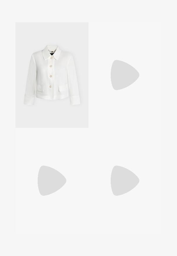 Veste blanche courte avec large col, quatre boutons devant, poches à rabat et manches longues sur fond uni.; Débardeur blanc en maille côtelée sans manches, doté d'un col en U et d'une silhouette ajustée.; Pantalon à jambes larges en tissu rose clair, avec plis avant, taille haute et texture lisse. Design simple sans motifs visibles.; Des escarpins à talon ouvert noirs avec un bout pointu, une texture en cuir lisse, un petit talon aiguille, et une sangle avec un accent de boucle en métal.