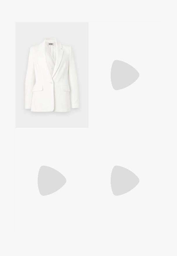 Blazer blanc à un bouton, avec revers crantés, manches longues et deux poches à rabat à l'avant, étiqueté Drykorn.; T-shirt en coton rose clair à manches courtes avec un col rond et une étiquette noire de la marque BOSS à l'intérieur du col.; Pantalons en cuir noir avec une texture lisse, design à jambes larges et une taille mi-haute dotée de passants de ceinture et de poches avant.; Chaussure slingback en cuir noir à bout pointu avec un talon bloc haut et une doublure intérieure beige sur un fond clair uni.