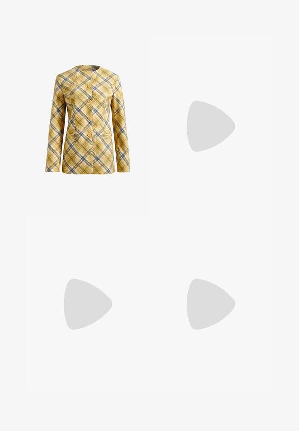 Blazer à carreaux jaune, blanc et noir, avec un design sans col, fermeture à boutons sur le devant et deux poches avant. Tissu texturé.; Haut blanc sans manches avec un col montant, présentant une texture côtelée et un design ajusté. Étiquette de marque "BOSS" visible sur le col.; Jean en denim bleu clair taille haute, coupe droite, avec poches avant, passants de ceinture, fermeture par boutons et petites fentes aux ourlets inférieurs.; Chaussure à talon kitten slingback avec imprimé vache brun et blanc, bout pointu, bride noire sur le devant, et détail de boucle dorée sur la bride de la cheville.
