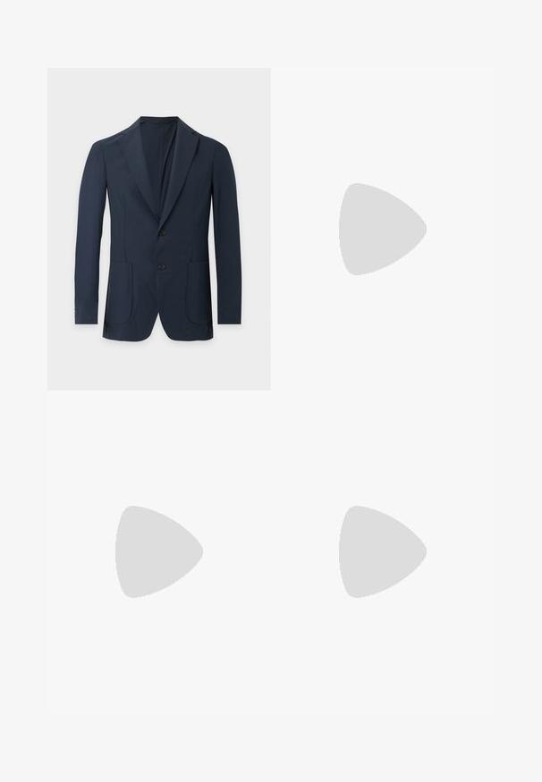 Blazer homme bleu marine foncé avec deux boutons, revers crantés et poches plaquées sur le devant, présenté sur un fond clair uni.; T-shirt gris en coton avec un col rond, des manches courtes et un design simple. Présente une texture lisse et des coutures régulières le long des ourlets.; Jeans en denim bleu clair avec une coupe droite, cinq poches, fermeture à bouton, peu d'usure et des détails de couture contrastés.; Chaussure noire en cuir à enfiler avec des accents cousus, un col relevé et une semelle en caoutchouc plate, positionnée au-dessus d'une surface beige douce.