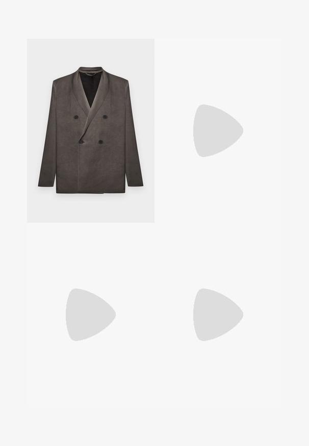Blazer gris foncé croisé avec revers à pointe et quatre boutons noirs, présenté à plat sur un fond blanc.; T-shirt noir à manches courtes avec col rond, ourlet droit et logo subtil sur la poitrine, sur fond uni.; Pantalon noir sur mesure avec un motif texturé subtil, pli avant, passants de ceinture et fermeture éclair.; Mocassins en cuir noir avec un embout rond, présentant des accents en métal doré et des détails de couture, montés sur une semelle en caoutchouc texturé et basse.