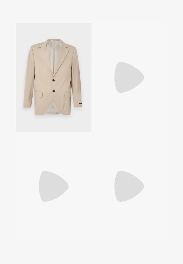 Blaser beige avec une fermeture à deux boutons, des revers crantés, des poches frontales et une poche poitrine simple. Tissu lisse avec une coupe ajustée.; Pull en tricot beige clair à col rond, à manches longues et avec des poignets côtelés ; présente un tissu texturé et un design simple.; Pantalon beige ajusté avec plis sur le devant, passants pour ceinture, fermeture par bouton et coupe droite.; Mocassin en daim marron avec un petit talon noir et un détail de bride cousue sur la tige, présenté de profil sur un fond neutre.
