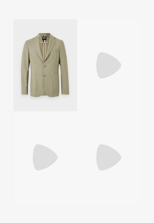 Blazer vert olive clair pour homme avec revers crantés, deux boutons sur le devant, poches plaquées, poche poitrine, et détail de col intérieur rayé.; Chemise blanche à manches longues avec col, logo noir "BOSS" sur le côté gauche de la poitrine, et poignets à boutons, présentée sur un fond uni.; Pantalon beige à jambes droites avec plis, fermeture par bouton, passants pour ceinture et coupe ajustée.; Mocassin en cuir noir avec mors en métal doré et logo "HUGO", présenté sur un tapis beige et un meuble translucide marron.