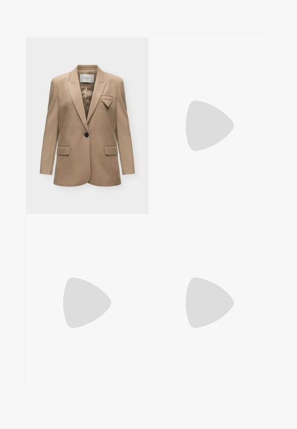 Beige enkeltknap blazer med notch revers, klaplommer og en dekorativ foldet stofdetalje på venstre brystlomme.; Udenærmet cremet top lavet af ribbet stof, med rund halsudskæring og tætsiddende design. Ingen synlige mønstre eller accenter.; Beige brede bukser lavet af stof, med frontfolder og to sidecargo-lommer. Indeholder en frontknaplukning.; Sort læder penny loafer med lav hæl, rundet tå og syede detaljer på en neutral baggrund.