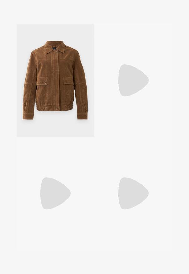 Veste en daim marron avec un col pointu, deux poches à rabat à l'avant avec des boutons, un ourlet élastiqué et une fermeture à boutons à l'avant.; T-shirt bleu clair côtelé à manches courtes avec un col rond, doté d'une patte de boutonnage et d'un petit logo brodé sur la poitrine.; Mini-jupe en denim à imprimé vache avec une taille ceinturée. Présente des formes marron foncé contrastantes sur un fond clair. Tissu texturé avec des coutures robustes.; Ballerines en cuir verni noir avec un bout rond, un design à lacets et une semelle plate. Texture lisse avec peu de détails.