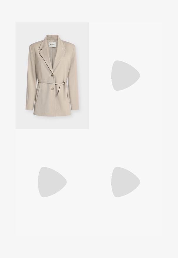 Blazer beige avec une coupe ajustée, revers crantés, fermeture à double bouton, taille ceinturée et poches latérales. Tissu lisse avec une texture subtile.; Gilet en maille sans manches couleur crème avec col en V et motif texturé, ourlet côtelé, étiqueté Marc O'Polo Denim.; Pantalons à jambes larges de couleur marron uni, fabriqués à partir d'un tissu texturé ; dotés d'une taille haute et d'un design structuré avec passants de ceinture.; Ballerines beiges en matériau synthétique lisse. Dotées d'un petit talon carré, elles présentent un détail noué avec des accents dorés à l'avant.