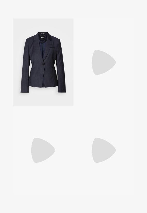 Blazer à rayures bleu marine foncé avec une fermeture à un bouton, des revers crantés et deux poches avant. Doublure intérieure lisse visible.; Chemise blanche à col avec patte de boutonnage à l'avant, manches longues et poignets à boutons. Fabriquée en coton lisse avec une coupe structurée.; Jean en denim noir à jambes larges et taille haute, avec poches avant et détails de couture subtils. Texture lisse avec une coupe classique.; Bottine en cuir noir à bout pointu et petit talon kitten, présentée en angle devant un sol poli et un mur en blocs de verre.