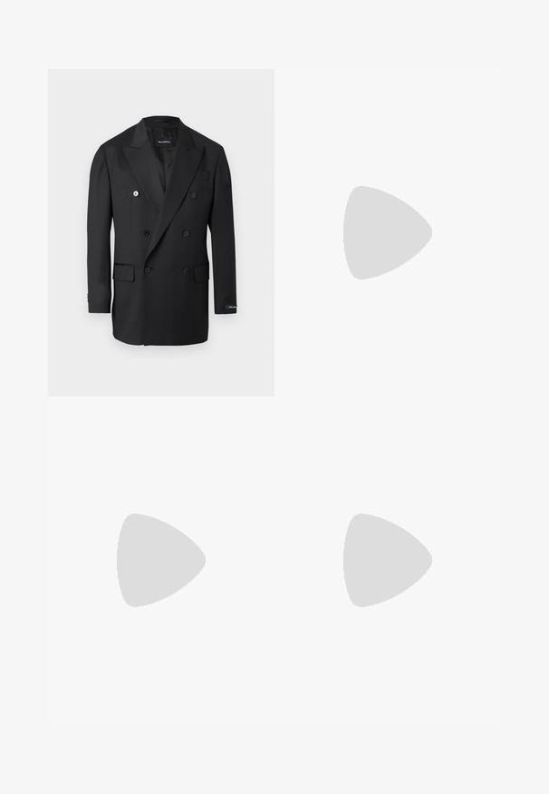 Blazer noir croisé à revers crantés, six boutons, poches à rabat et une étiquette sur la manche gauche.; Chemise noire à manches longues avec un col montant, une fermeture à boutons sur le devant et un motif à pois blancs répartis sur toute la surface. Tissu lisse avec une coupe décontractée.; Pantalon noir ajusté à coupe droite, avec un devant plissé et des poches latérales. Confectionné dans un tissu lisse et léger à motif uni.; Mocassin en cuir noir avec une finition brillante, bout arrondi, détails de couture subtils et semelle en caoutchouc épaisse pour la durabilité.