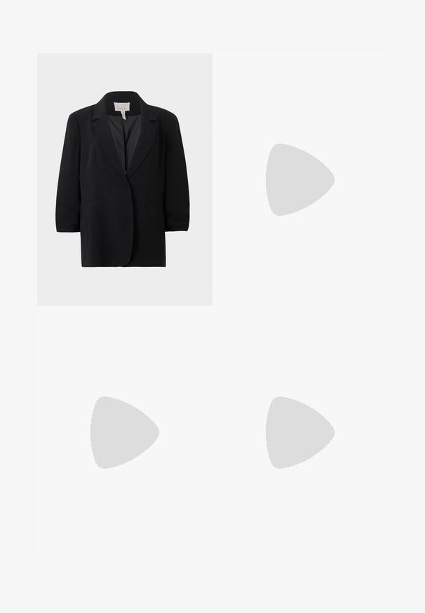 Blazer noir à un bouton avec revers crantés et deux poches passepoilées à l’avant, présenté sur un fond uni gris clair.; Chemise à manches longues avec boutons et col pointu, arborant un motif audacieux de feuilles abstraites en brun et beige sur fond blanc.; Pantalons noirs à jambes larges avec une surface texturée, dotés d'une taille plate et de deux poches latérales. Le tissu semble léger et fluide.; Sandale à talon en cuir noir avec un bout carré, une bride de cheville dotée d'une boucle en or et un talon métallique fin. Texture lisse, design minimaliste.