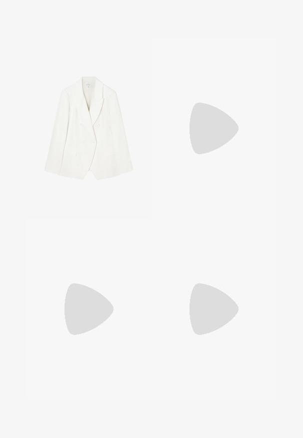 Blazer croisé en lin blanc avec des revers en pointe, deux poches avant et des poignets boutonnés. Texture lisse avec des détails de couture subtils.; Débardeur court gris clair sans manches avec encolure ronde, en tissu tricoté doux.; Pantalon noir à jambes larges avec fermeture par bouton et zip, passants de ceinture et finition lisse et ajustée.; Ballerines noires en cuir avec un bout pointu et un petit talon carré. Texture lisse, design minimaliste, sans quincaillerie ni accents visibles.