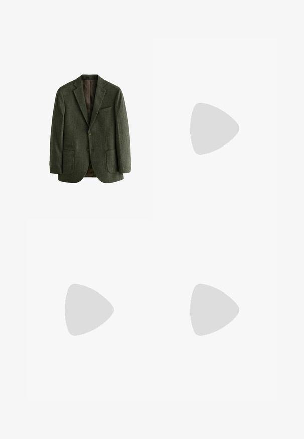 Blazer en laine vert en chevrons avec deux poches avant, fermeture à un bouton et revers crantés ; doublé d'un tissu marron à motifs.; Pull à col roulé marron en tissu doux. Il présente des manches longues et une coupe décontractée, avec des détails côtelés au col et à l'ourlet.; Pantalons en velours côtelé marron à coupe droite, dotés de plis à l'avant, de poches inclinées et d'une fermeture à un seul bouton à la taille.; Chaussures habillées brogue en cuir marron avec détails perforés et semelles noires, présentées côte à côte sur un fond blanc.