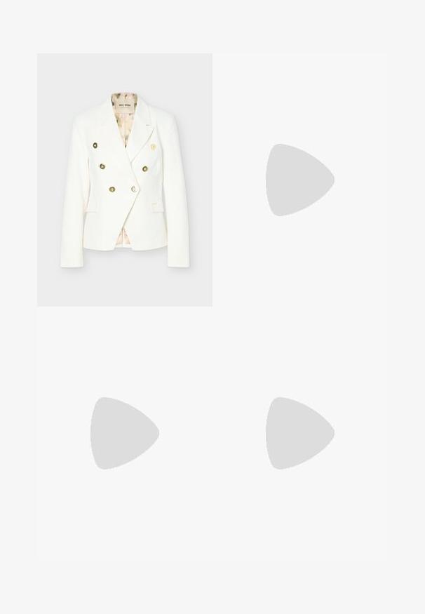 Blazer blanc croisé à boutons dorés, revers crantés, deux poches avant à rabat et doublure intérieure à motif floral.; Pull à col roulé crème avec des manches longues, fabriqué en tissu doux, présentant un design ajusté, un col et des poignets côtelés.; Jupe plissée à mi-mollet en dégradé de marron et beige avec une finition texturée et un motif en chevrons contrastant à l'ourlet.; Chaussures brogues en cuir marron avec des détails perforés, bout arrondi et finition lisse, associées à un pantalon crème à ourlet effiloché.