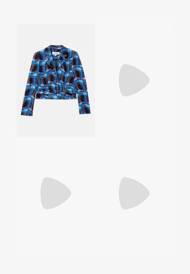 Afskåret blazer i blå, sort og grøn ternet mønster. Har en klapkrave og fem sorte knapper foran.; Sort, langærmet kjole med høj hals, detaljer med rynk ved siden og et flydende skørt. Fremstillet af glat, elastisk stof.; Sorte læder højhælede mules med spids tå, udskåret sideskærm og glat tekstur. Stiletthæl og subtil syning.; Sort læder clutch med samlet tekstur, sølvfarvet metalramme, kys-lås lukning og kædestrop. Glat, blød overflade.