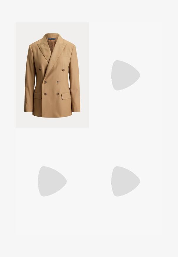 Blazer beige cruzado con solapas puntiagudas, seis botones marrones, dos bolsillos delanteros con solapa y un bolsillo de ojal en el pecho.; Jersey de punto grueso color crema con mangas largas, cuello en V y pequeño logo bordado en azul oscuro en el lado izquierdo del pecho.; Vaqueros acampanados beige con cintura de tiro alto, dos bolsillos delanteros y cierre de botón. Textura suave y detalles mínimos de costuras.; Zapatilla deportiva marrón de ante de caña baja con cordones blancos, acento blanco en el talón, suela de goma y logotipo Polo bordado en el lateral.