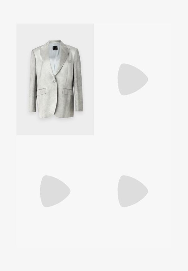 Lichtgrijze blazer met een gladde textuur, geknipte revers, enkele-knoopsluiting en twee voorzakken. Eenvoudig ontwerp, perfect op maat.; Mouwloze grijze jurk met een gestructureerd oppervlak, rimpeldetails aan de zijkanten en een lange, vloeiende silhouet.; Zwarte slingback kittenheel met puntige neus, gestructureerd patroon en zilveren gespsluiting op een witte achtergrond.; Zwarte leren handtas met gebogen trapeziumvorm, bovenhandvat en gouden decoratieve gesp op de voorflap tegen een witte achtergrond.