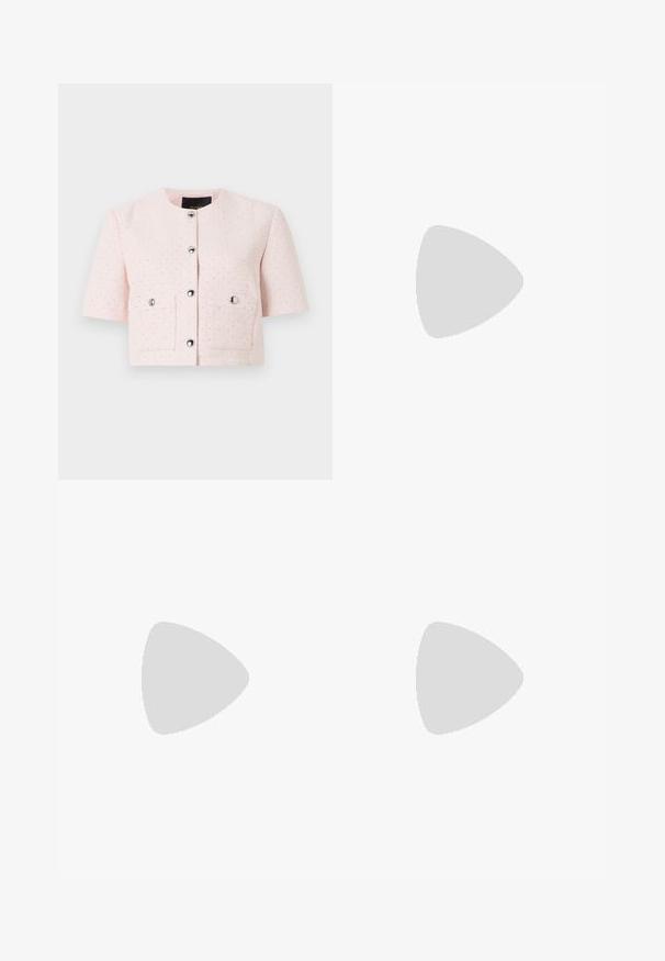 Veste texturée rose clair à manches courtes avec encolure ronde, boutons argentés sur le devant et deux poches à rabat avec fermeture par bouton.; Robe mini rose à gros pois noirs, encolure carrée et manches courtes bouffantes.; Chaussure Mary Jane à talon haut en cuir verni noir avec un bout arrondi et une petite sangle à boucle sur le coup de pied sur fond blanc.; Petit sac à main en cuir rose avec poignée supérieure et anse chaîne dorée, doté d'un fermoir rectangulaire en or sur le rabat avant.