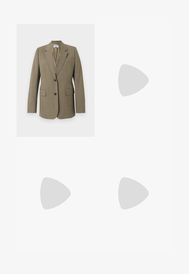 Hellbrauner einreihiger Blazer mit Reverskragen, zwei vorderen Pattentaschen, Brusttasche und zwei schwarzen Knöpfen, gefüttertes Innenfutter.; Ärmelloses beigefarbenes Stricktop mit breitem Schalkragen und tailliertem Schnitt, mit Markenetikett „REISS“ am Ausschnitt.; Beige Hosen mit weitem Bein, Falten, Gürtelschlaufen und Seitentaschen, aus leichtem Stoff gefertigt.; Tanfarbene Wildleder-Loafer mit niedrigem, geschichtetem Absatz und einem breiten Riemen über dem Rist, seitlich auf weißem Hintergrund gezeigt.
