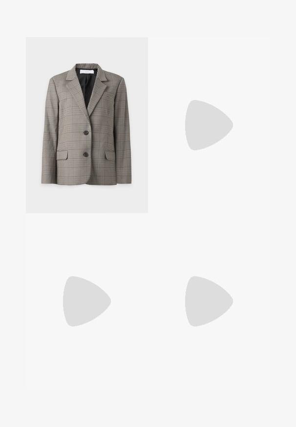 Blazer simple boutonnage avec boutons noirs, motif à carreaux beige et noir, revers crantés et poches à rabat, présenté sur fond blanc.; Chemise blanche à manches longues avec un col rond, présentée sur un fond clair uni.; Jean noir évasé taille haute avec passants de ceinture, bouton avant, fermeture éclair et deux grandes poches plaquées à l'avant sur fond blanc.; Escarpin en cuir noir avec un bout pointu et un talon bas. Présente une texture lisse et un éclat subtil. Découpe ouverte à l'avant pour un détail supplémentaire.