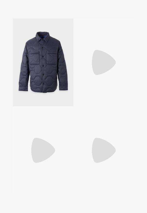 Veste matelassée bleu marine avec fermeture à boutons sur le devant, col pointu, manches longues et deux poches poitrine sur un fond clair.; Pull beige à manches longues avec col rond et texture tricotée unie, présenté sur un fond clair uni.; Jean en denim bleu foncé avec un design slim à jambe droite, style classique à cinq poches et fermeture à bouton à la taille.; Baskets basses en cuir marron foncé avec semelle en caoutchouc noire, lacets à l'avant et design minimaliste épuré sur fond clair.