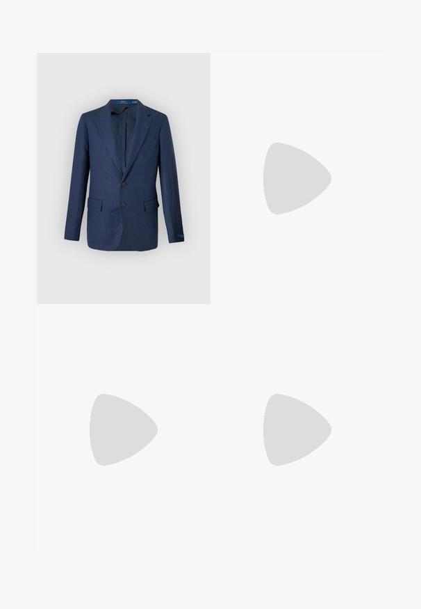 Ανδρικό μπλέιζερ σε ναυτικό μπλε με γιακά notch, δύο μπροστινές τσέπες με καπάκι και κλείσιμο με δύο κουμπιά, εμφανίζεται σε ανοιχτό γκρι φόντο.; Λευκό πουκάμισο με μακριά μανίκια διπλωμένο με μανσέτες με κουμπιά, κλασικό γιακά και κεντημένο λογότυπο Polo Ralph Lauren σε μπλε στο στήθος.; Σκούρο μπλε στενά τζιν με πέντε τσέπες, κλείσιμο με κουμπιά και ραφές σε αντίθεση, τοποθετημένα επίπεδα πάνω σε φωτεινό φόντο.; Μαύρο δερμάτινο μοκασίνι με χαμηλό τακούνι και λεπτομέρεια με λουράκι penny, εμφανιζόμενο πλευρικά σε ανοιχτό γκρι φόντο.