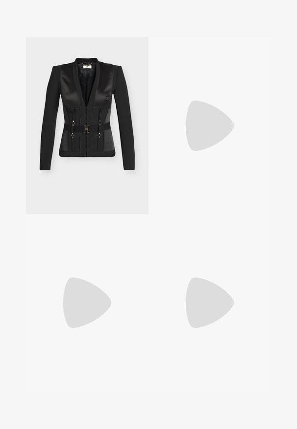 Blazer noir sur mesure avec revers en satin, ceinture cintrée avec boucle dorée, manches longues et détails structurés sur les panneaux.; Rosemunde T-shirt à manches longues - black; Jupe en dentelle noire avec un design fluide et à volants. Comprend une ceinture, des motifs floraux délicats et une texture transparente. La longueur s'étend jusqu'au milieu du mollet.; Bottines en cuir noir avec des détails de brogue, un laçage à l'avant, des fermetures éclair sur les côtés et des semelles en caoutchouc texturé. Associées à un pantalon slim noir.