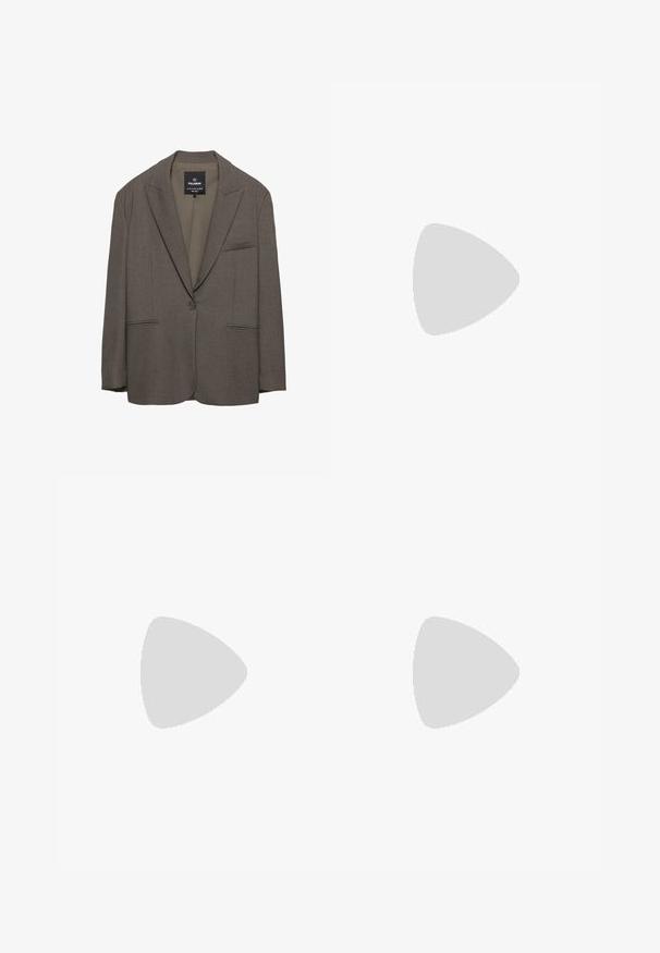 Blazer marron à un bouton avec revers crantés, deux poches à passepoil à l'avant et une poche poitrine, fabriqué par Pull&Bear.; Chemise blanche à manches longues en coton doux avec un col boutonné, une poche à l'avant et un ourlet arrondi. Présente un empiècement au dos pour plus de structure.; Pantalons gris avec une coupe droite, comprenant deux poches latérales et une fermeture à bouton. Tissu lisse sans motifs ni accents visibles.; Mocassin en cuir noir à enfiler avec un petit talon et un bout carré arrondi, vu de côté sur un fond blanc uni.