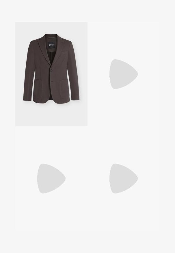 Blazer marron foncé à simple boutonnage avec revers crantés, deux poches plaquées devant, une poche poitrine et fermeture à boutons, étiquette BOSS à l'intérieur du col.; T-shirt blanc à manches courtes en coton, avec un col rond et un logo de la marque imprimé au niveau du col. Texture lisse, design basique.; Pantalon beige clair à jambe droite, fermeture à bouton, passants de ceinture et plis sur le devant, présenté sur un fond blanc uni.; Mocassin pour homme en cuir noir avec pompons, bout arrondi, petit talon et languette à l'arrière, présenté de profil sur un fond gris clair.