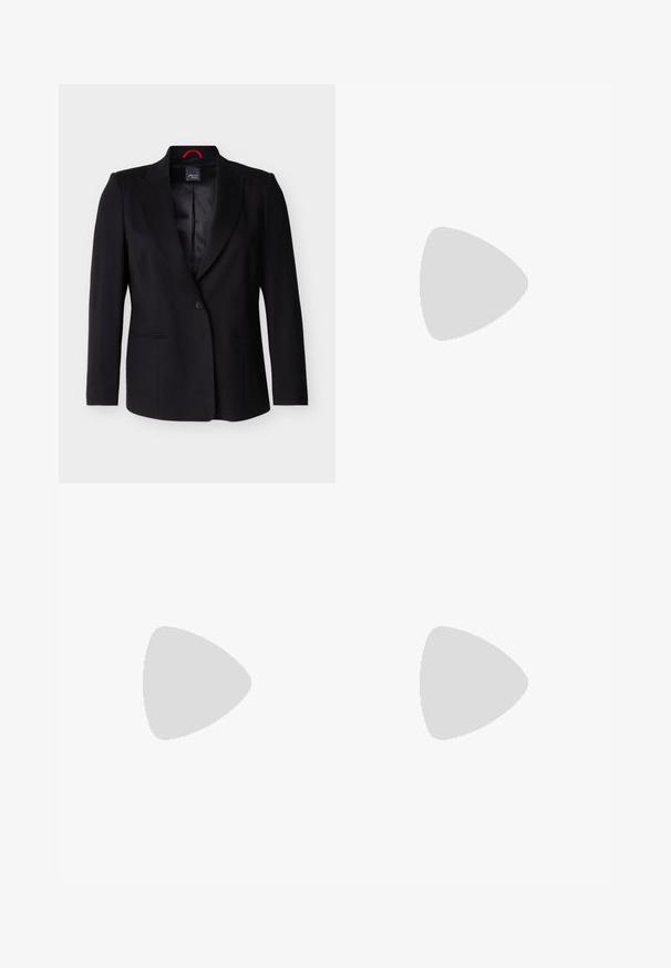 Μαύρο σακάκι με ένα κουμπί, με notch πέτα, μακριά μανίκια και δύο εμπρόσθιες τσέπες, παρουσιάζεται σε λευκό φόντο.; Ανοιχτό ροζ μπλούζα με μακριά μανίκια, με σούρες στους ώμους, κουμπωτά μανίκια και μεγάλο δετό φιόγκο στο ντεκολτέ.; Μαύρο παντελόνι φαρδιάς γραμμής με κούμπωμα μπροστά με κουμπί και φερμουάρ, επίπεδη μέση και ομαλή υφή υφάσματος.; Γυναικείο παπούτσι με ψηλό λεπτό τακούνι από μαύρο δερμάτινο βερνίκι, με μυτερή μύτη, σε απλό φωτεινό φόντο.