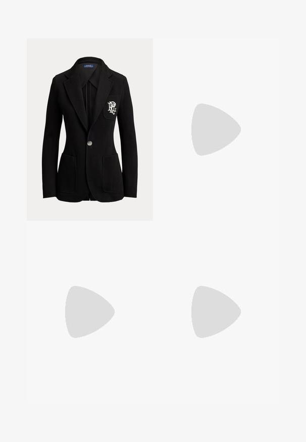 Sort enkeltknaps blazer med hakkede revers, tre forlommer og hvidt broderet logo på brystlommen.; Sort langærmet skjorte lavet af bomuld med krave, der kan knappes ned, prydet med hvide knapper og et lille broderet logo på brystet.; Blå, vidde udadgående denimjeans med høj talje, der har fem lommer, kontrastsyede sømme og en glat tekstur.; Sort læder ankelstøvle med lav blokhæle, rundet tå og trækstrop bagpå mod en ens hvid baggrund.