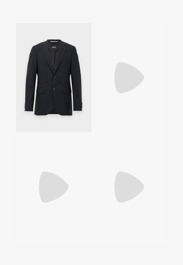 Tmavo šedý schopne prešitý blazer s jemným kockovaným vzorom, klopovými chlopňami, s dvoma prednými gombíkmi, s vreckami na chlopniach a so značkovým vnútorným štítkom.; Biela dlhá košeľa s dlhým rukávom, so špicatým golierom a skrytým zapínaním na gombíky, zobrazená na jednoduchom svetlom pozadí.; Pánske tmavošedé upravené nohavice s pútkami na opasok a prednými záhybmi, vystavené na bielom pozadí.; Čierny kožený pánsky mokasín s prešitím moc toe, penny remienkom, textúrovaným golierom a nízkym vrstveným podpätkom na bielom pozadí.
