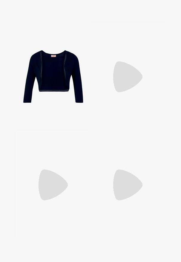 Vera Mont Blazer - dark blue; Robe de soirée bleu marine avec un corsage en dentelle et des manches courtes, accentuée d'une ceinture perlée. Jupe fluide avec une texture douce et superposée.; Chaussure à talon aiguille en cuir verni blanc avec un côté ouvert, bout pointu, bride de cheville avec boucle et talon épais.; De longues boucles d'oreilles en argent ornées d'un assortiment de cristaux transparents à facettes, disposés en fils cascade de longueurs et de formes variées.