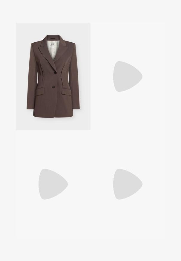 Blazer marron cintré avec deux boutons noirs, coutures structurées à la taille, revers crantés et deux poches à rabat frontales.; Haut noir ajusté sans manches avec fines bretelles, encolure en cœur et détails de coutures sur un fond blanc uni.; Mini-jupe noire en tissu lisse, dotée d'une ceinture à la taille, de coupe droite et de coutures nettes sans motifs ou ornements supplémentaires.; Sandale en cuir verni noir avec trois brides, boucle de cheville et talon aiguille de 10 cm. Présente un détail en métal doré et un charm logo.